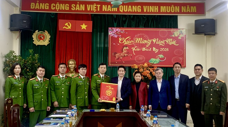 Lãnh đạo phường Thanh Xuân thăm và chúc Tết Ban chỉ huy Quân sự và Công an phường Thanh Xuân - Ảnh 2.