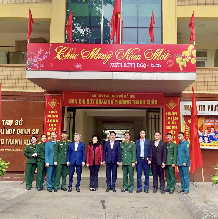Lãnh đạo phường Thanh Xuân thăm và chúc Tết Ban chỉ huy Quân sự và Công an phường Thanh Xuân - Ảnh 3.