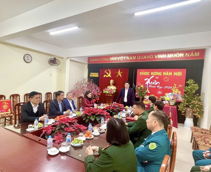 Lãnh đạo phường Thanh Xuân thăm và chúc Tết Ban chỉ huy Quân sự và Công an phường Thanh Xuân - Ảnh 5.