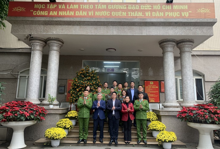 Lãnh đạo phường Thanh Xuân thăm và chúc Tết Ban chỉ huy Quân sự và Công an phường Thanh Xuân - Ảnh 4.