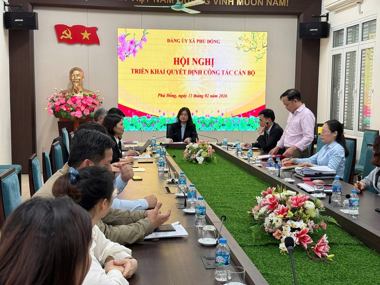 Đảng ủy xã Phù Đổng tổ chức Hội nghị triển khai quyết định công tác cán bộ nhiệm kỳ 2025–2030- Ảnh 1.