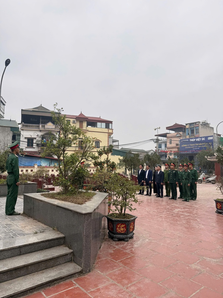 DÂN HÒA DÂNG HƯƠNG TƯỞNG NIỆM CÁC ANH HÙNG LIỆT SĨ NHÂN DỊP TẾT NGUYÊN ĐÁN BÍNH NGỌ 2026- Ảnh 4.