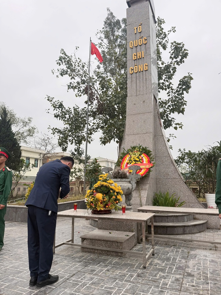 DÂN HÒA DÂNG HƯƠNG TƯỞNG NIỆM CÁC ANH HÙNG LIỆT SĨ NHÂN DỊP TẾT NGUYÊN ĐÁN BÍNH NGỌ 2026- Ảnh 7.