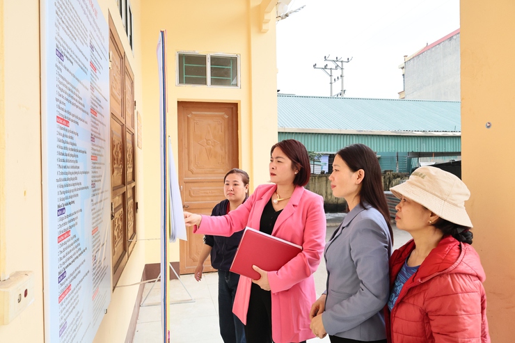 Phó Chủ tịch Ủy ban bầu cử xã Quảng Bị kiểm tra công tác niêm yết danh sách cử tri phục vụ bầu cử nhiệm kỳ 2026–2031- Ảnh 1.