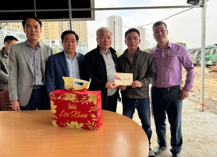 PHƯỜNG ĐẠI MỖ THĂM, TẶNG QUÀ, CHÚC TẾT LỰC LƯỢNG THI CÔNG LÀM VIỆC XUYÊN TẾT TẠI DỰ ÁN ĐẦU TƯ XÂY DỰNG HỒ ĐẦU MỐI MỄ TRÌ (HỒ ĐỒNG BÔNG 2)- Ảnh 2.