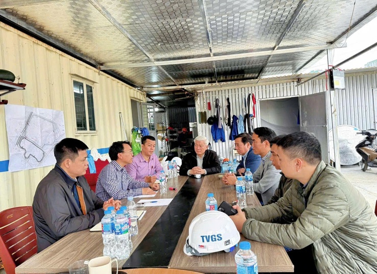 PHƯỜNG ĐẠI MỖ THĂM, TẶNG QUÀ, CHÚC TẾT LỰC LƯỢNG THI CÔNG LÀM VIỆC XUYÊN TẾT TẠI DỰ ÁN ĐẦU TƯ XÂY DỰNG HỒ ĐẦU MỐI MỄ TRÌ (HỒ ĐỒNG BÔNG 2)- Ảnh 1.