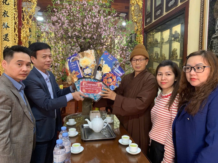 Lãnh đạo phường Tây Hồ thăm, tặng quà các cơ sở tôn giáo và người có công dịp Tết Nguyên đán Bính Ngọ 2026.- Ảnh 6.