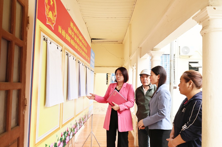 Phó Chủ tịch Ủy ban bầu cử xã Quảng Bị kiểm tra công tác niêm yết danh sách cử tri phục vụ bầu cử nhiệm kỳ 2026–2031- Ảnh 2.