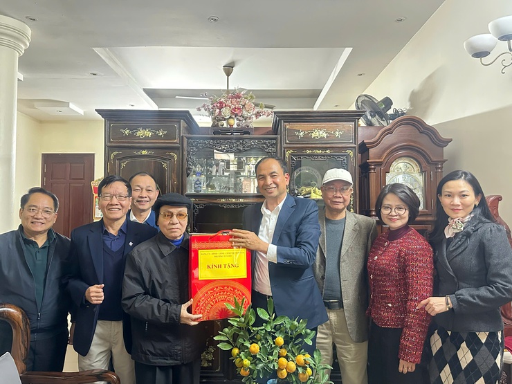 Lãnh đạo phường Tây Hồ thăm, tặng quà các cơ sở tôn giáo và người có công dịp Tết Nguyên đán Bính Ngọ 2026.- Ảnh 2.