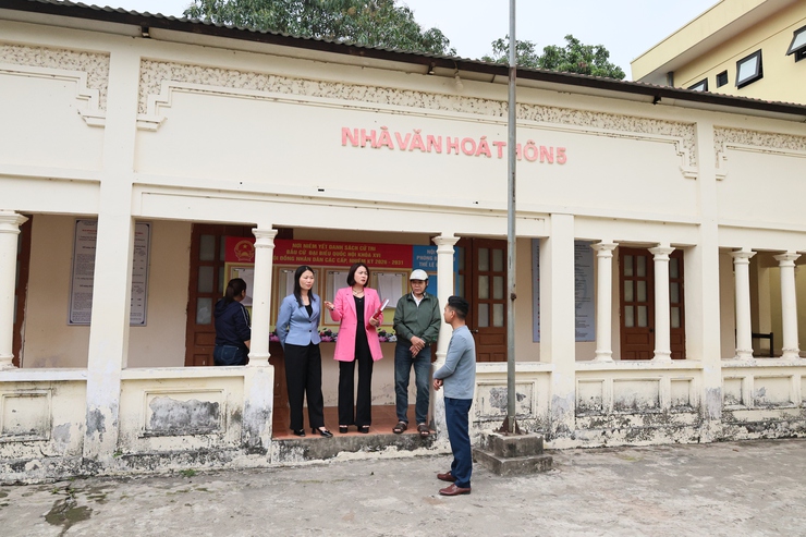 Phó Chủ tịch Ủy ban bầu cử xã Quảng Bị kiểm tra công tác niêm yết danh sách cử tri phục vụ bầu cử nhiệm kỳ 2026–2031- Ảnh 3.