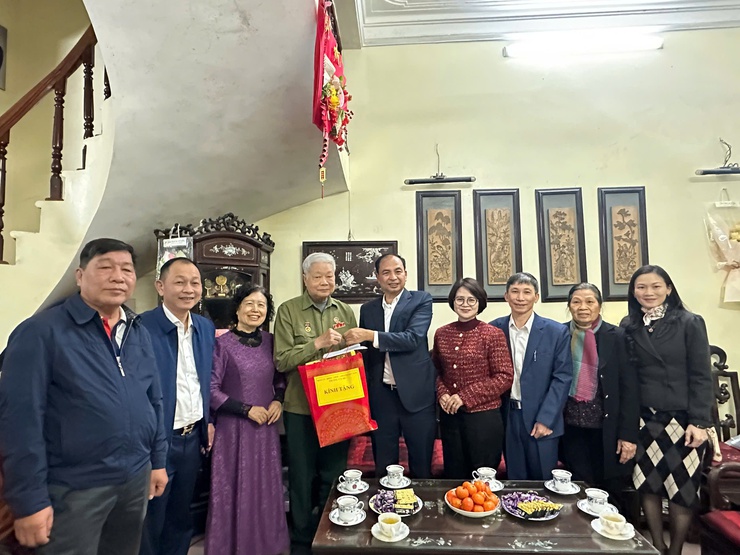 Lãnh đạo phường Tây Hồ thăm, tặng quà các cơ sở tôn giáo và người có công dịp Tết Nguyên đán Bính Ngọ 2026.- Ảnh 4.