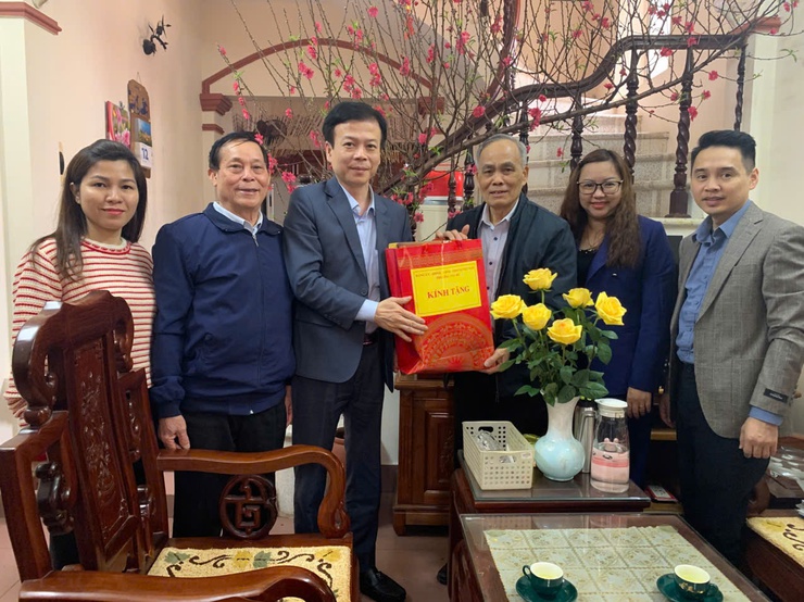 Lãnh đạo phường Tây Hồ thăm, tặng quà các cơ sở tôn giáo và người có công dịp Tết Nguyên đán Bính Ngọ 2026.- Ảnh 8.