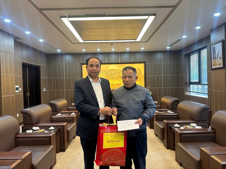 Lãnh đạo phường Tây Hồ thăm, tặng quà các cơ sở tôn giáo và người có công dịp Tết Nguyên đán Bính Ngọ 2026.- Ảnh 5.