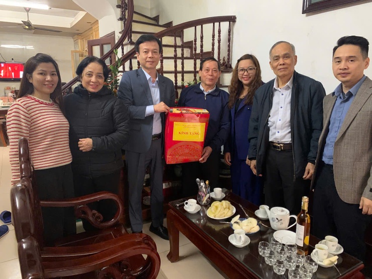 Lãnh đạo phường Tây Hồ thăm, tặng quà các cơ sở tôn giáo và người có công dịp Tết Nguyên đán Bính Ngọ 2026.- Ảnh 9.