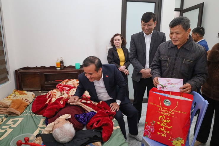 Các Đồng chí xã Suối Hai thăm, tặng quà gia đình chính sách và NCT trên 100 tuổi dịp Tết Bính Ngọ 2026- Ảnh 2.