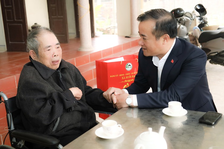 Các Đồng chí xã Suối Hai thăm, tặng quà gia đình chính sách và NCT trên 100 tuổi dịp Tết Bính Ngọ 2026- Ảnh 4.
