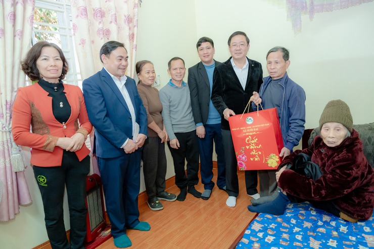 Các Đồng chí xã Suối Hai thăm, tặng quà gia đình chính sách và NCT trên 100 tuổi dịp Tết Bính Ngọ 2026- Ảnh 7.