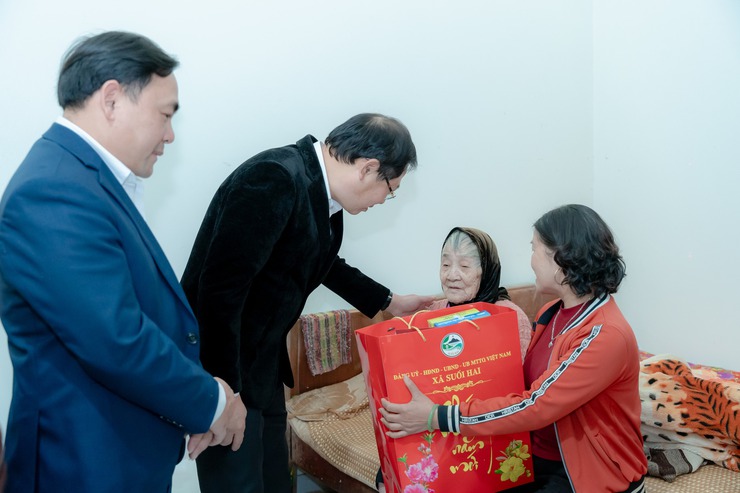 Các Đồng chí xã Suối Hai thăm, tặng quà gia đình chính sách và NCT trên 100 tuổi dịp Tết Bính Ngọ 2026- Ảnh 5.