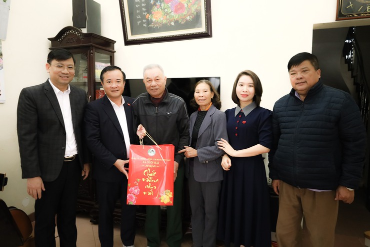 Các Đồng chí xã Suối Hai thăm, tặng quà gia đình chính sách và NCT trên 100 tuổi dịp Tết Bính Ngọ 2026- Ảnh 3.