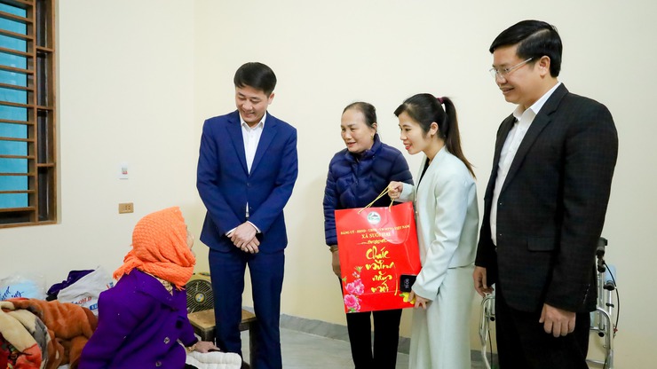 Các Đồng chí xã Suối Hai thăm, tặng quà gia đình chính sách và NCT trên 100 tuổi dịp Tết Bính Ngọ 2026- Ảnh 12.