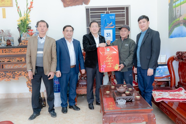 Các Đồng chí xã Suối Hai thăm, tặng quà gia đình chính sách và NCT trên 100 tuổi dịp Tết Bính Ngọ 2026- Ảnh 8.