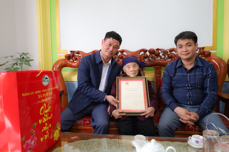Các Đồng chí xã Suối Hai thăm, tặng quà gia đình chính sách và NCT trên 100 tuổi dịp Tết Bính Ngọ 2026- Ảnh 11.