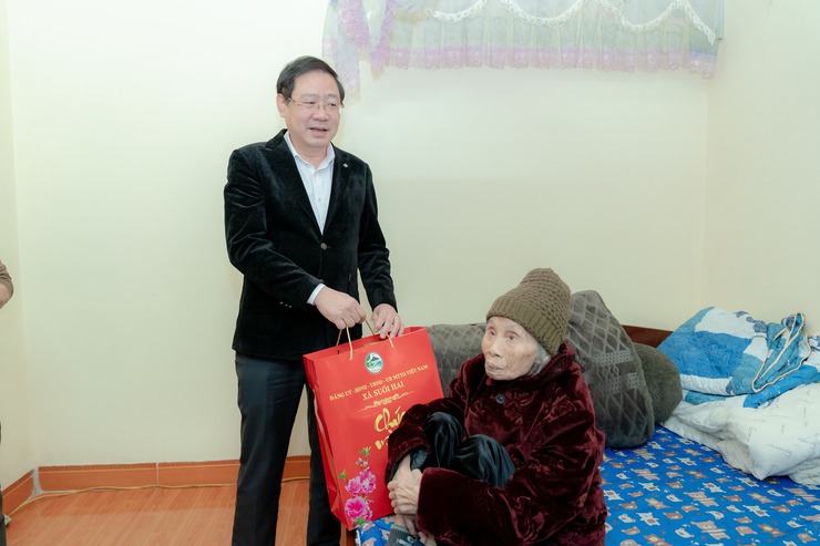 Các Đồng chí xã Suối Hai thăm, tặng quà gia đình chính sách và NCT trên 100 tuổi dịp Tết Bính Ngọ 2026- Ảnh 6.