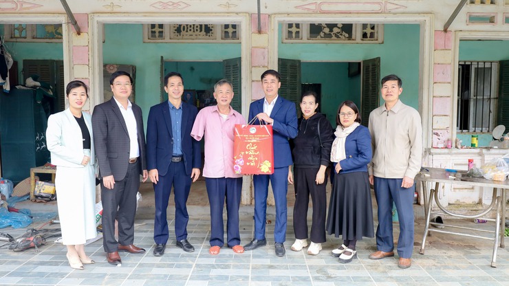 Các Đồng chí xã Suối Hai thăm, tặng quà gia đình chính sách và NCT trên 100 tuổi dịp Tết Bính Ngọ 2026- Ảnh 13.