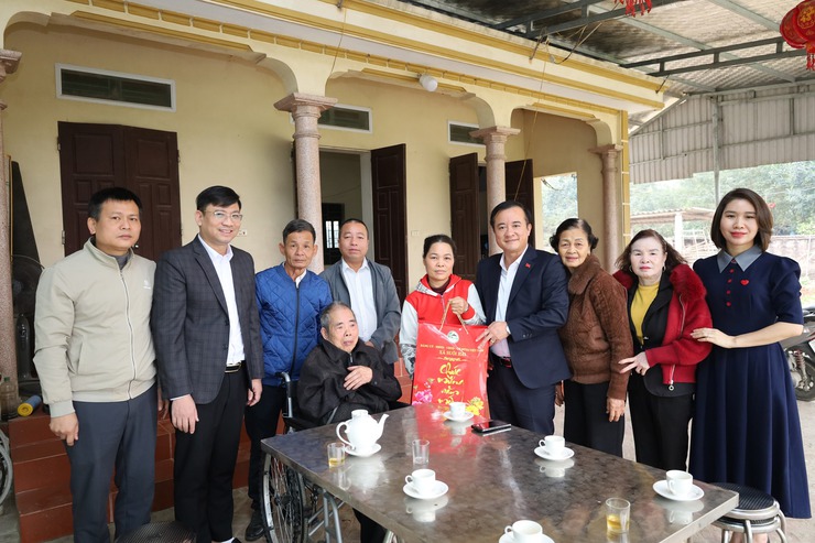 Các Đồng chí xã Suối Hai thăm, tặng quà gia đình chính sách và NCT trên 100 tuổi dịp Tết Bính Ngọ 2026- Ảnh 1.