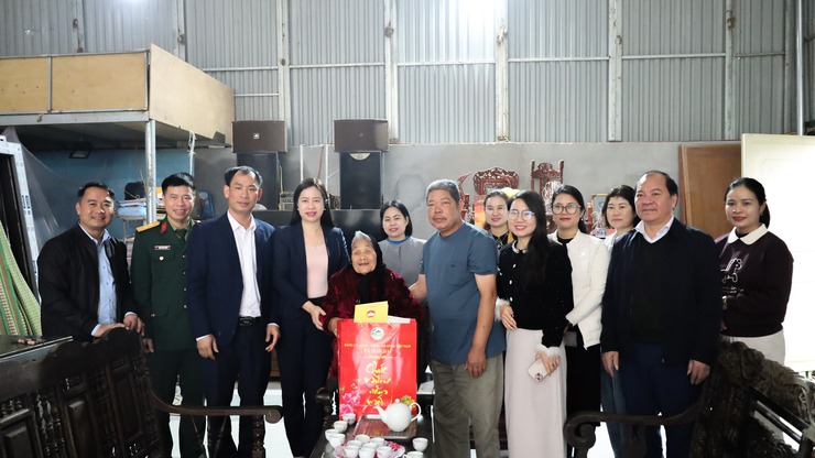 Đoàn lãnh đạo thành phố Hà Nội đã về thăm, tặng quà Bà mẹ Việt Nam anh hùng Đinh Thị Lê tại thôn 6 xã Suối Hai- Ảnh 3.