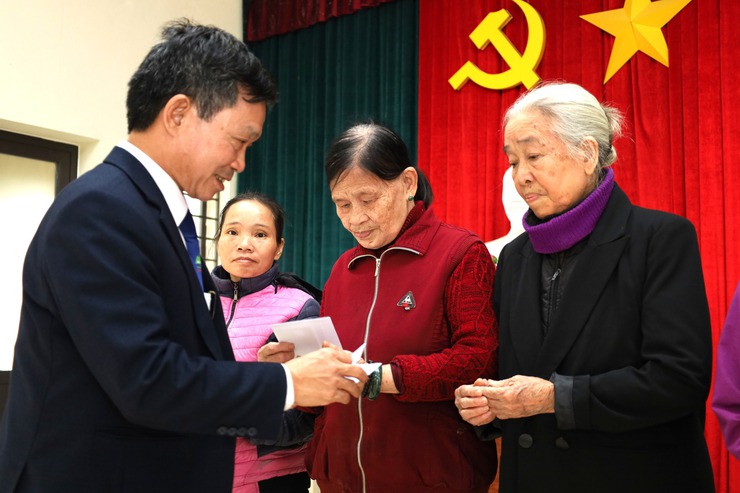 Công ty Cổ phần Ao Vua trao tặng 50 suất quà Tết cho hộ khó khăn tại thôn Việt Long, xã Suối Hai- Ảnh 1.