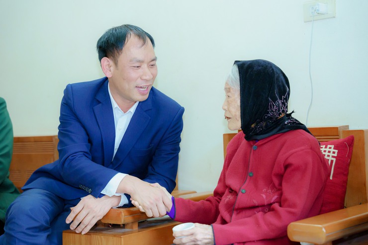 Các Đồng chí xã Suối Hai thăm, tặng quà gia đình chính sách và NCT trên 100 tuổi dịp Tết Bính Ngọ 2026- Ảnh 15.