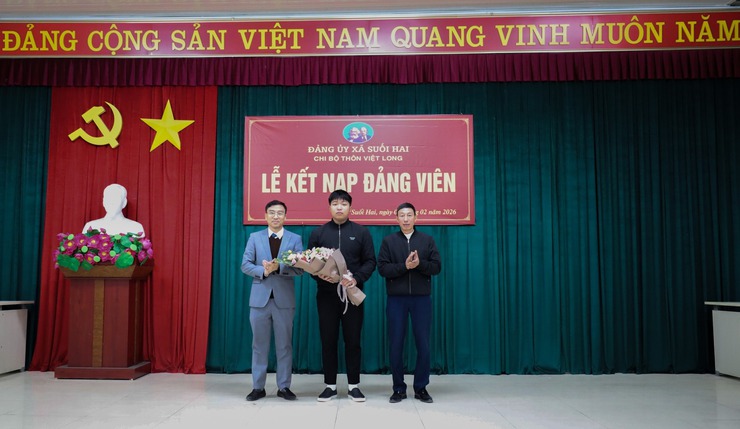   Chi bộ thôn Việt Long thuộc Đảng bộ xã Suối Hai đã long trọng tổ chức Lễ kết nạp Đảng viên - Ảnh 1.