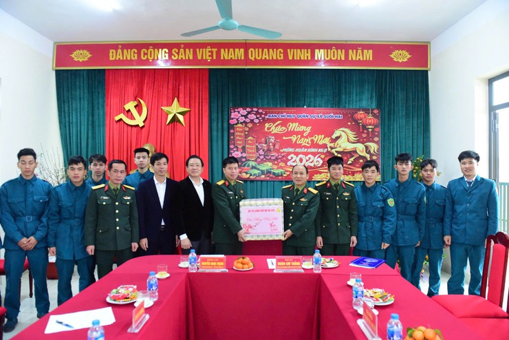 Đoàn công tác Bộ Tư lệnh Thủ đô Hà Nội kiểm tra công tác trực sẵn sàng chiến đấu và thăm, động viên lực lượng trực Tết tại xã Suối Hai- Ảnh 1.