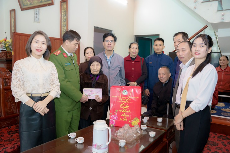 Các Đồng chí xã Suối Hai thăm, tặng quà gia đình chính sách và NCT trên 100 tuổi dịp Tết Bính Ngọ 2026- Ảnh 16.