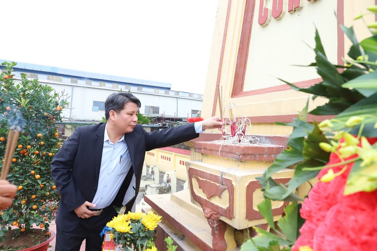 Đồng chí Đặng Hữu Hiệp - Phó bí thư thường trực Đảng ủy xã dâng hương tại nghĩa trang Quất Động- Ảnh 2.