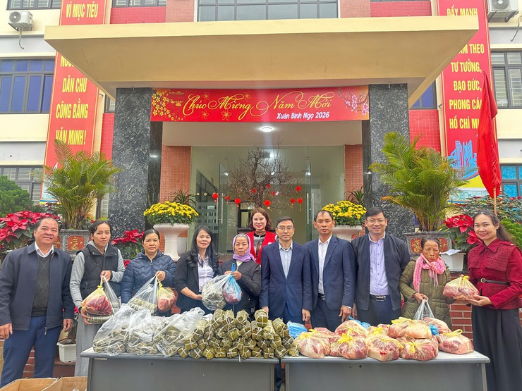 Hội Chữ thập đỏ xã Suối Hai trao quà Tết cho các hộ cận nghèo, hộ có hoàn cảnh đặc biệt khó khăn- Ảnh 1.