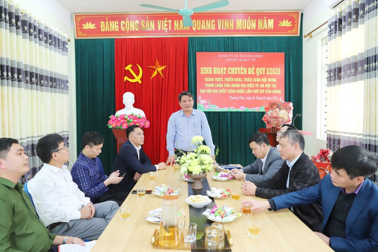 Đoàn lãnh đạo xã thăm, động viên cán bộ, y bác sĩ Trạm Y tế xã đang thực hiện nhiệm vụ trực Tết- Ảnh 1.