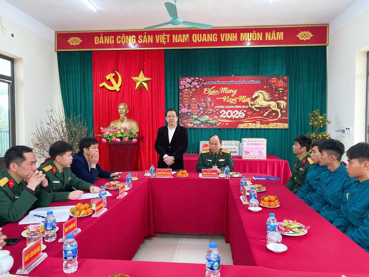 Đoàn công tác Bộ Tư lệnh Thủ đô Hà Nội kiểm tra công tác trực sẵn sàng chiến đấu và thăm, động viên lực lượng trực Tết tại xã Suối Hai- Ảnh 3.