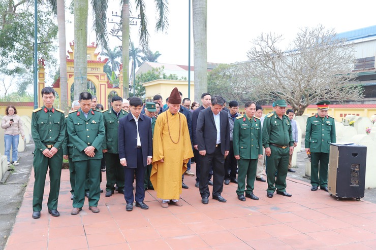 Đồng chí Đặng Hữu Hiệp - Phó bí thư thường trực Đảng ủy xã dâng hương tại nghĩa trang Quất Động- Ảnh 1.