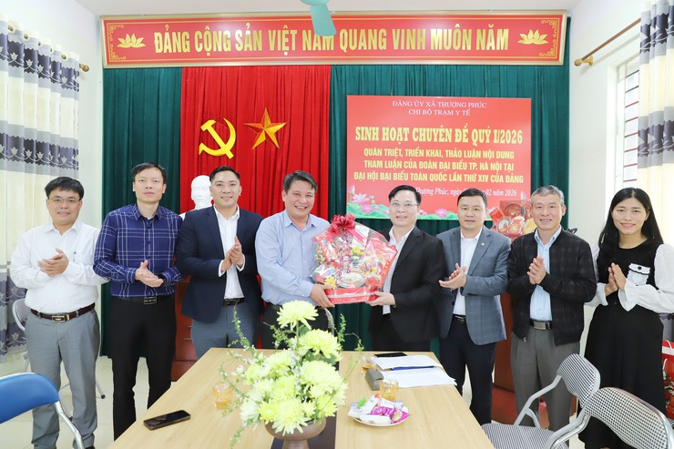 Đoàn lãnh đạo xã thăm, động viên cán bộ, y bác sĩ Trạm Y tế xã đang thực hiện nhiệm vụ trực Tết- Ảnh 2.