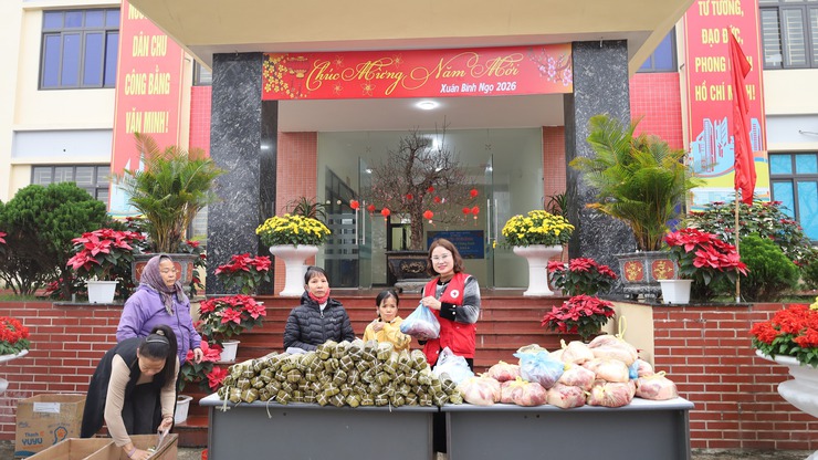 Hội Chữ thập đỏ xã Suối Hai trao quà Tết cho các hộ cận nghèo, hộ có hoàn cảnh đặc biệt khó khăn- Ảnh 3.