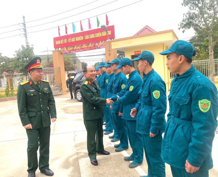 Đoàn công tác Bộ Tư lệnh Thủ đô Hà Nội kiểm tra công tác trực sẵn sàng chiến đấu và thăm, động viên lực lượng trực Tết tại xã Suối Hai- Ảnh 2.