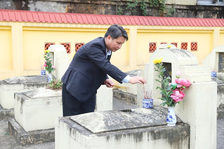 Đồng chí Đặng Hữu Hiệp - Phó bí thư thường trực Đảng ủy xã dâng hương tại nghĩa trang Quất Động- Ảnh 3.