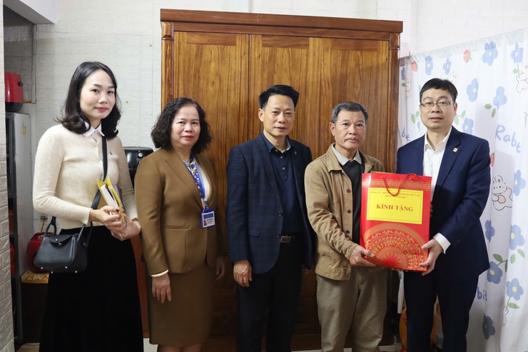 Lãnh đạo phường Tây Hồ thăm, tặng quà các cơ sở tôn giáo và người có công dịp Tết Nguyên đán Bính Ngọ 2026.- Ảnh 25.