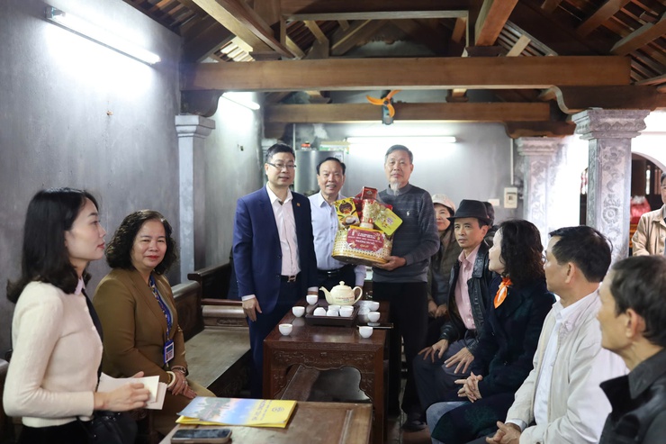 Lãnh đạo phường Tây Hồ thăm, tặng quà các cơ sở tôn giáo và người có công dịp Tết Nguyên đán Bính Ngọ 2026.- Ảnh 23.