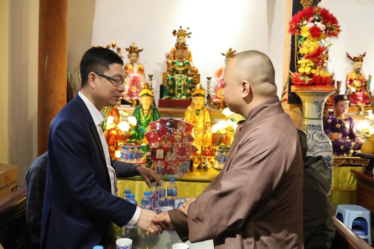 Lãnh đạo phường Tây Hồ thăm, tặng quà các cơ sở tôn giáo và người có công dịp Tết Nguyên đán Bính Ngọ 2026.- Ảnh 24.