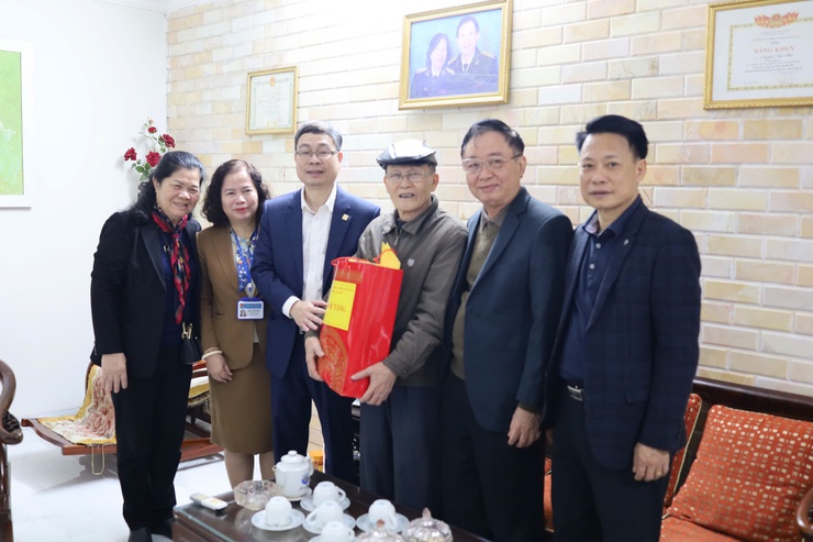 Lãnh đạo phường Tây Hồ thăm, tặng quà các cơ sở tôn giáo và người có công dịp Tết Nguyên đán Bính Ngọ 2026.- Ảnh 26.