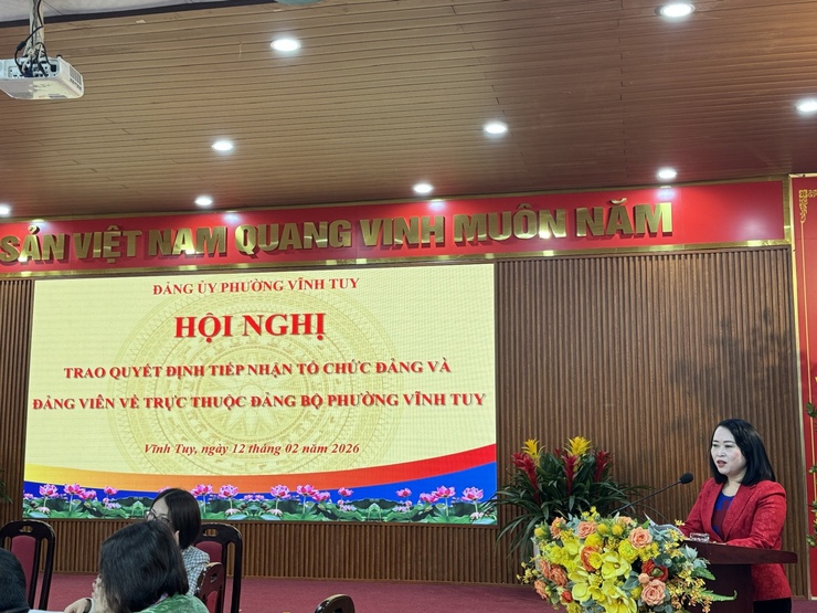 ĐẢNG ỦY PHƯỜNG VĨNH TUY TỔ CHỨC HỘI NGHỊ TRAO QUYẾT ĐỊNH QUYẾT ĐỊNH TIẾP NHẬN TỔ CHỨC ĐẢNG VÀ ĐẢNG VIÊN- Ảnh 2.