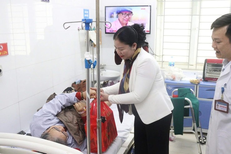 Hơn 200 suất quà "Tết yêu thương" đến với người bệnh tại Bệnh viện Đa khoa Phúc Thọ- Ảnh 5.